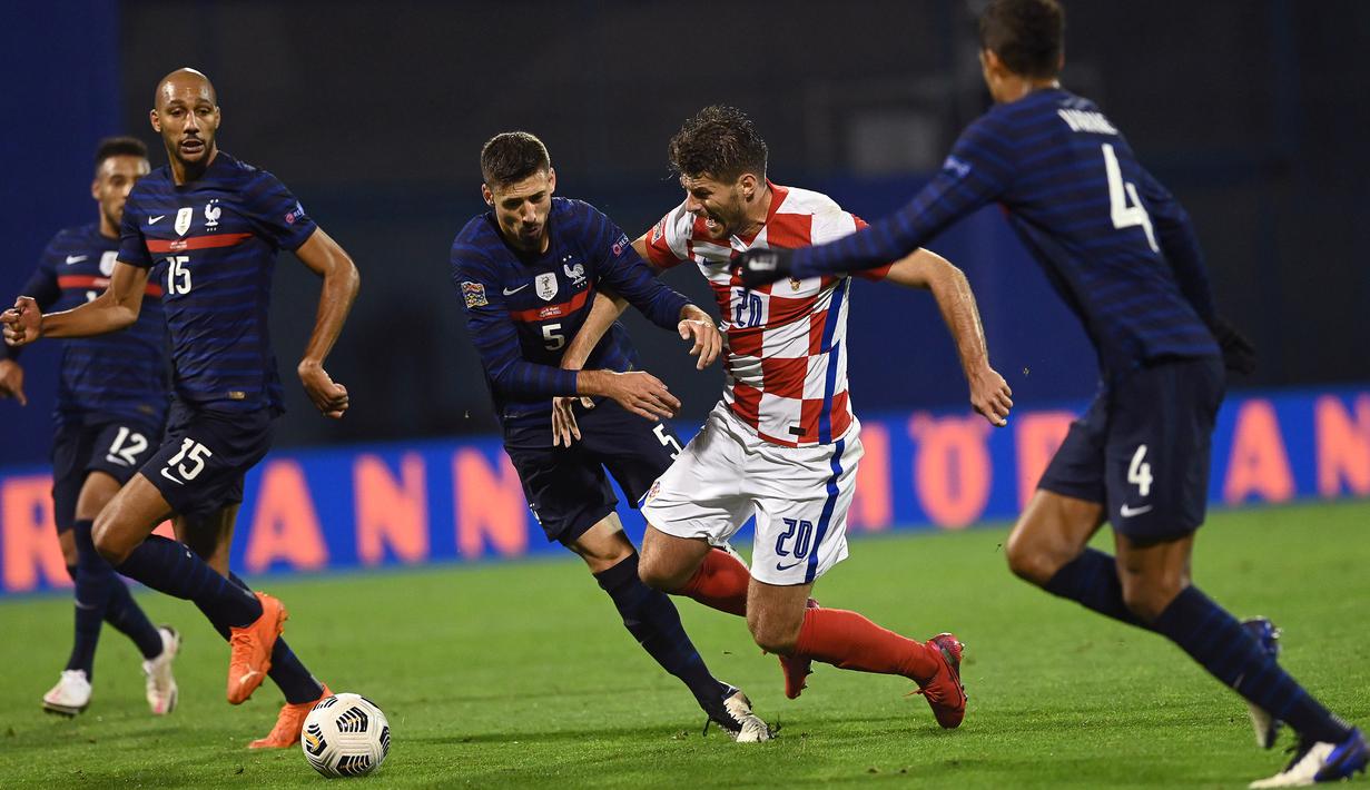Bek Prancis, Clement Lenglet, berebut bola dengan penyerang Kroasia, Bruno Petkovic, pada laga lanjutan UEFA Nations League 2020/2021 di Maksimir Stadium, Kamis (15/10/2020) dini hari WIB. Prancis menang 2-1 atas Kroasia. (AFP/Franck Fife)