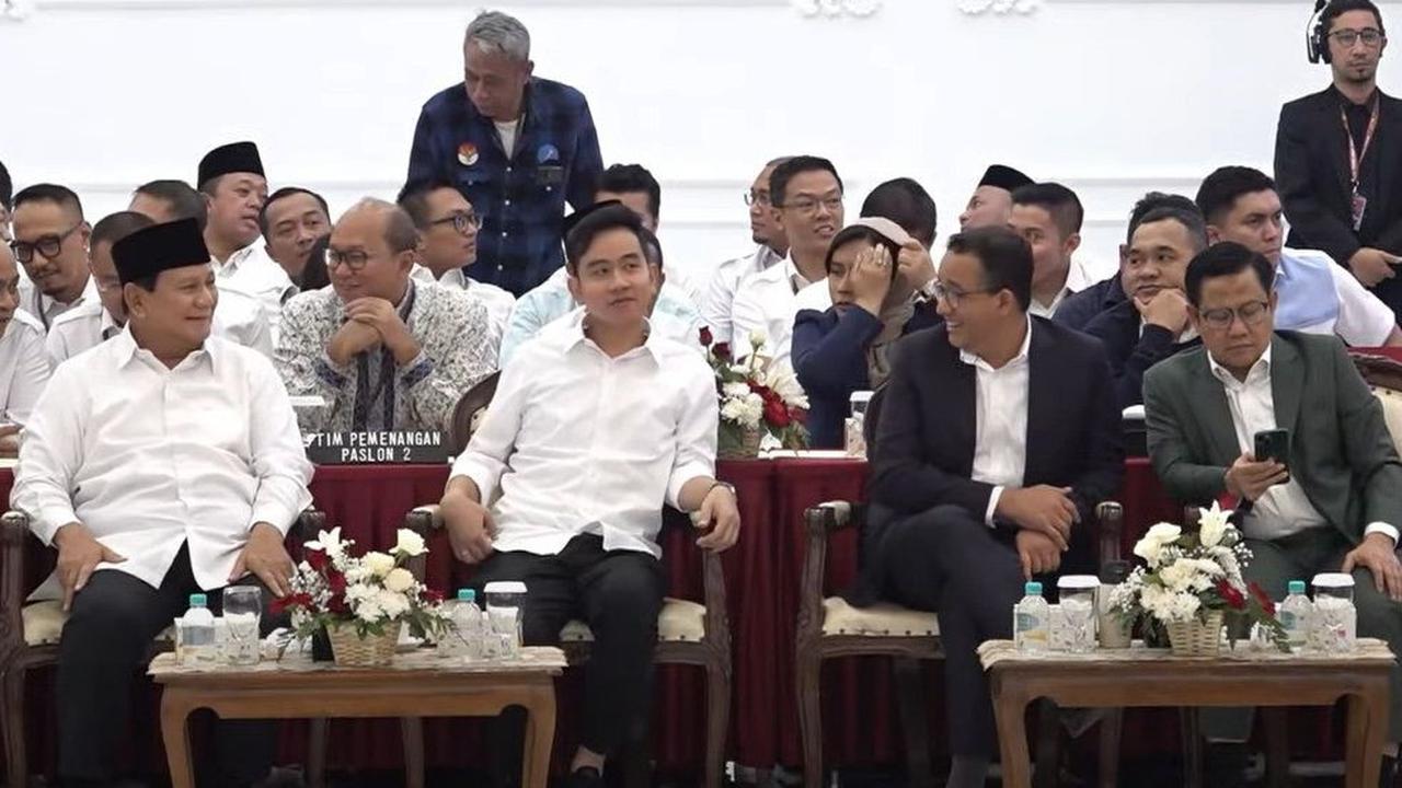 Keempatnya terlihat duduk bersebelahan. Dengan urutan Prabowo, Gibran, Anies dan Cak Imin sapaan akrabn Muhaimin. Prabowo-Gibran kompak mengenakan setelan kemeja putih dan celana bahan hitam.<br>
