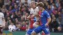 Striker Manchester City, Erling Haaland (kiri) berebut bola dengan bek Crystal Palace, Joachim Andersen pada laga pekan ke-32 Premier League 2023/2024 di Selhurst Park stadium, London, Sabtu (6/4/2024). (AP Photo/Frank Augstein)
