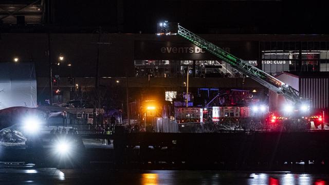 Tabrakan dengan Helikopter Black Hawk, Pesawat American Airlines Jatuh ke Sungai Potomac yang Nyaris Beku