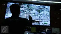 Petugas memantau CCTV di ruangan NTMC Polda Metro Jaya, Jakarta, Selasa (25/10). Korps Lalu Lintas Polri tengah merancang pembayaran tilang kendaraan menggunakan sistem online. (Liputan6.com/Gempur M Surya)