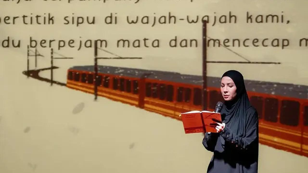 Potret 7 Artis Baca Puisi di Peluncuran Buku Natasha Rizky, Desta Sampai Menangis