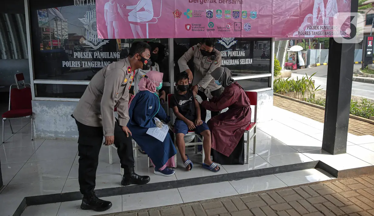 Petugas kesehatan menyuntikkan vaksin COVID-19 Sinovac kepada anak di Pospol Polsek Pamulang, Tangerang Selatan, Banten, Kamis (6/1/2022). Pemerintah menargetkan 2,6 juta anak usia 6-11 tahun telah divaksinasi sampai akhir Januari 2022. (Liputan6.com/Faizal Fanani)