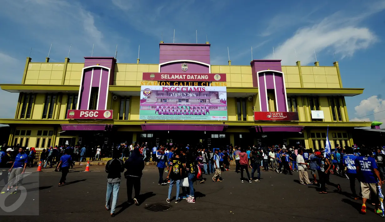 Suporter Persib memenuhi pelataran Stadion Galuh Ciamis, Minggu (10/4/2016). Persib Bandung akan melakoni laga persahabatan segitiga melawan PSGC Ciamis di Stadion Galuh. (Liputan6.com/Helmi Fithriansyah)