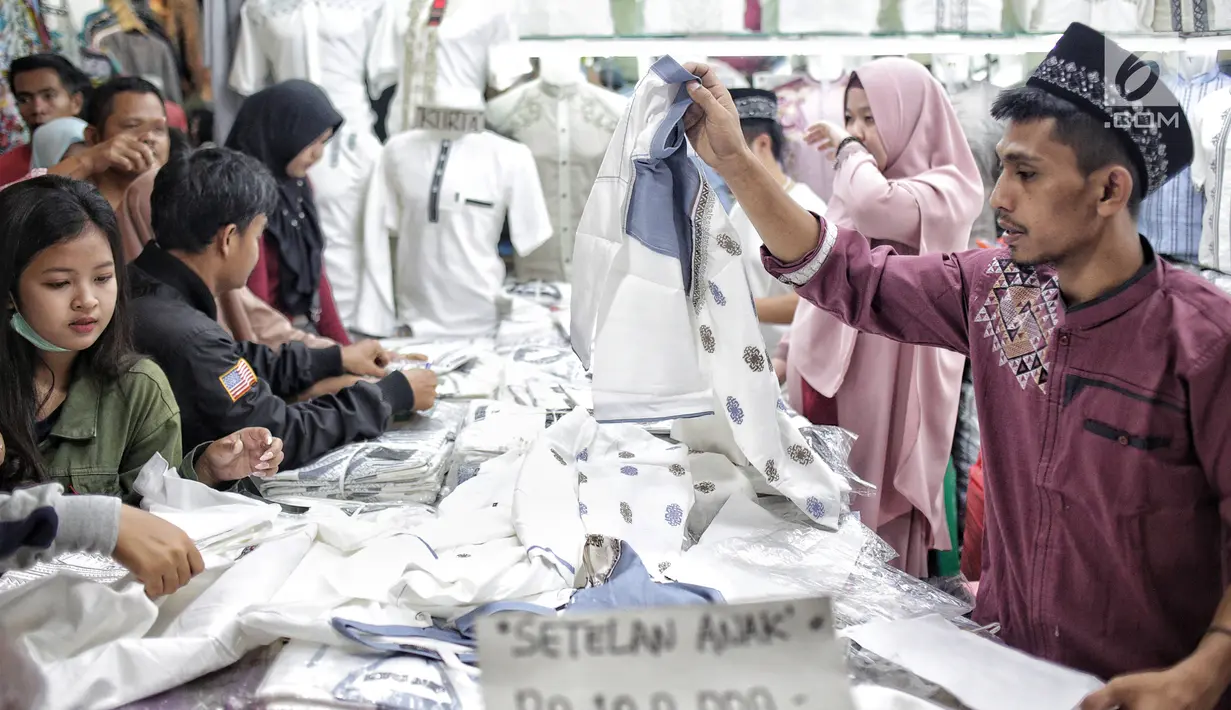 Pengunjung memilih busana muslim di Pasar Tanah Abang Blok A, Jakarta, Minggu (5/5/2019). Warga Jakarta dan sekitarnya sudah mulai memadati kawasan tersebut untuk berbelanja perlengkapan dan kebutuhan menyambut bulan Ramadan. (Liputan6.com/Faizal Fanani)