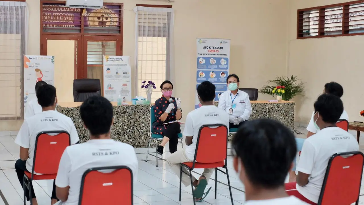 Menlu Retno Marsudi berbincang dengan ABK dari kapal Long Xiu 629.