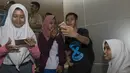 Striker Timnas Indonesia U-19, Hanis Saghara, selfie bersama fans usai latihan di Stadion Wibawa Mukti, Bekasi, Senin (16/10//2017). Kehadiran fans dengan senang hati disambut pemain Timnas U-19. (Bola.com/Vitalis Yogi Trisna)