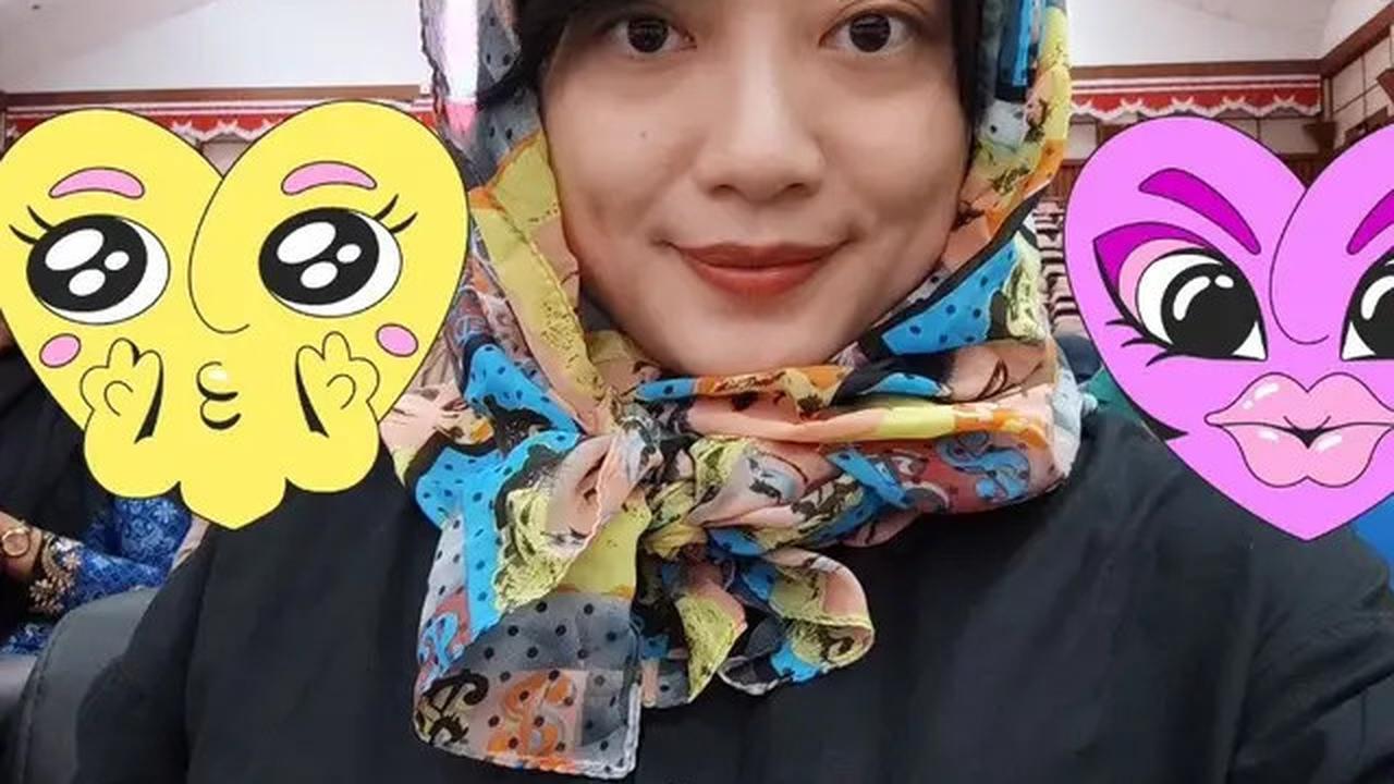 Isi Acara di Kampus Aceh, Ini 7 Potret Leony saat Berkerudung Ditemani Pacar Bule