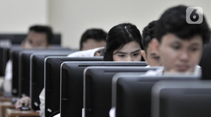 Ekspresi peserta saat mengikuti Seleksi Kompetensi Dasar (SKD) berbasis Computer Assisted Test (CAT) untuk CPNS Kementerian Agraria Tata Ruang/Badan Pertanahan Nasional (ATR/BPN) di Kantor BKN Regional V, Jakarta, Senin (27/1/2020). Seleksi diikuti 2.162 peserta. (merdeka.com/Iqbal Nugroho)