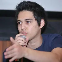 Yang cukup mencengangkan adalah yang mencemooh adalah perempuan. Bahkan, akibat kejadian tersebut hingga membuatnya sampai menangis. (Nurwahyunan/Bintang.com)