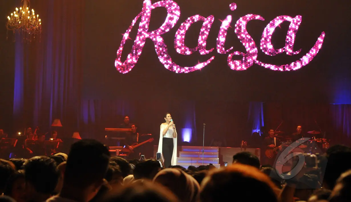 Suasana konser tunggal Raisa bertajuk Pemeran Utama Live in Concert 2015 sukses memukau penonton yang memadati Istora Senayan, Jakarta, Minggu (24/5/2015) malam. (Liputan6.com/Panji Diksana)