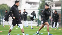 Pemain Timnas Indonesia, Marselino Ferdinan (kanan) dan Witan Sulaiman, melakukan pemanasan saat mengikuti pemusatan latihan di Turki, Kamis (21/12/2023). (Dok. PSSI)