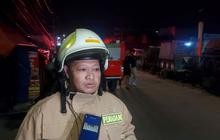Respons Cepat Damkar Padamkan Kebakaran Rumah Panggung di Muara Karang dalam Waktu Singkat