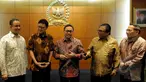 Ketua MPR Zulkifli Hasan (tengah), Wakil Ketua MPR Oesman Sapta (kedua kanan), Wakil Ketua MPR E.E. Mangindaan (kanan), Mendikbud Anies Baswedan (kiri) dan Mendagri Tjahjo Kumolo (kedua kiri), Jakarta, Rabu (4/2/2015). (Liputan6.com/Andrian M Tunay)