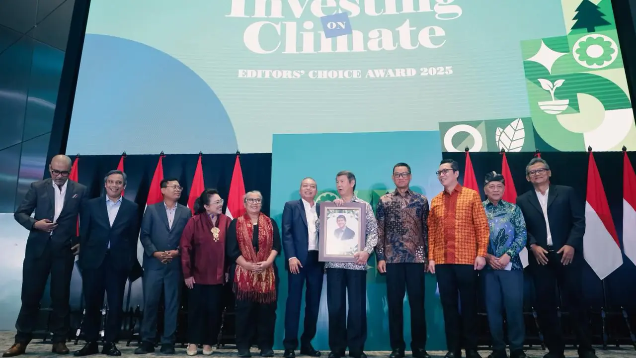 Penghargaan Investing On Climate 2025 yang dilakukan oleh para editor ekonomi dan lingkungan di Main Hall Bursa Efek Indonesia (BEI). (Dok Investing on Climate)