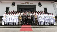 52 anggota Pasukan Pengibar Bendera Pusaka (Paskibraka) tingkat  Provinsi Jabar berfoto bersama usai dikukuhkan Penjabat Gubernur Jawa Barat Bey Machmudin di Gedung Sate, Kota Bandung, Rabu (14/8/2024). (Dok. Pemprov Jabar)