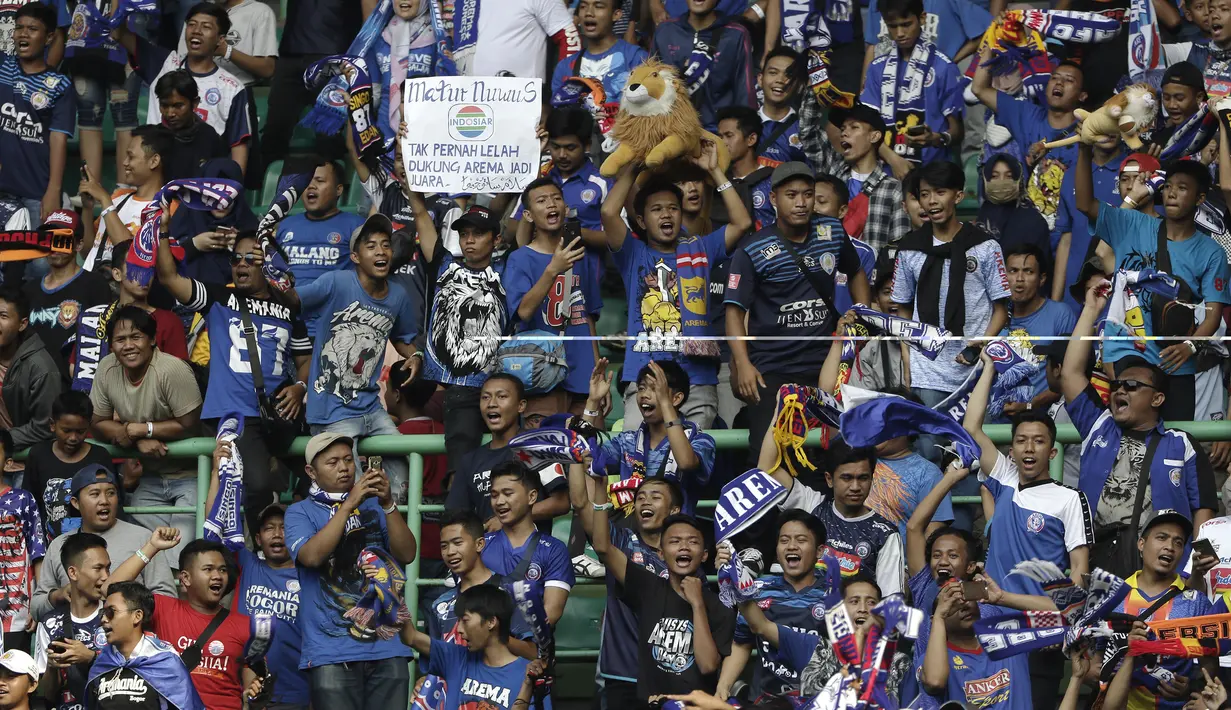 Suporter Arema FC, Aremania, memberikan dukungan saat melawan Bhayangkara FC pada laga perempat final Piala Presiden 2019 di Stadion Patriot, Bekasi, Sabtu (30/3). Bhayangkara kalah 0-4 dari Arema. (Bola.com/Yoppy Renato)