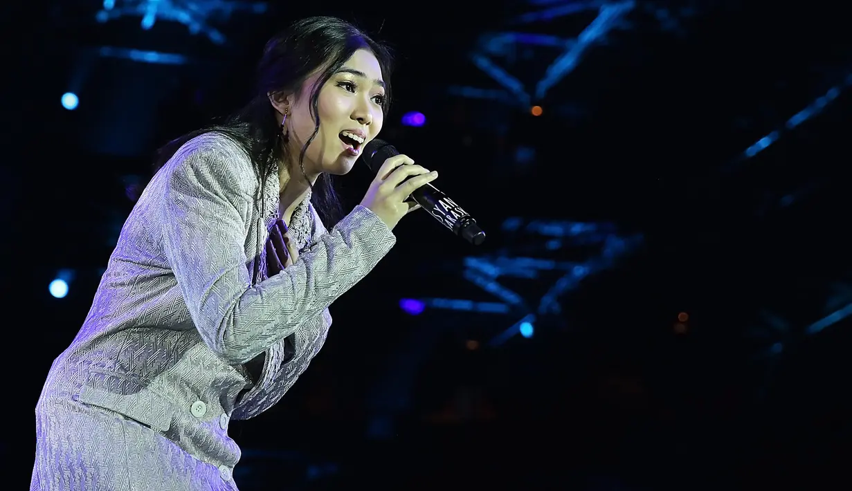 Nama Isyana Sarasvati merupakan salah satu penyanyi yang turut hadir di konser tunggal Rossa. Namun penampilan Isyana malam itu kabarnya berhasil membuat Rossa merasa minder, lantaran begitu memukau. (Bambang E.Ros/Bintang.com)
