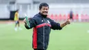 <p>Pelatih Timnas Indonesia U-22, Indra Sjafri berpose di depan para fotografer saat latihan perdana menjelang SEA Games 2025 di Stadion Madya, Kompleks Stadion Utama Gelora Bung Karno (SUGBK), Senayan, Jakarta, Selasa (11/11/2025). (Bola.com/Bagaskara Lazuardi)</p>