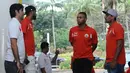 Pelatih Persija, Stefano Cugurra (kiri) berbincang dengan pemainnya jelang pertemuan bersama manajemen, pemain dan perwakilan suporter Persija serta pihak kepolisian di Jakarta, Senin (19/6). (Liputan6.com/Helmi Fithriansyah)