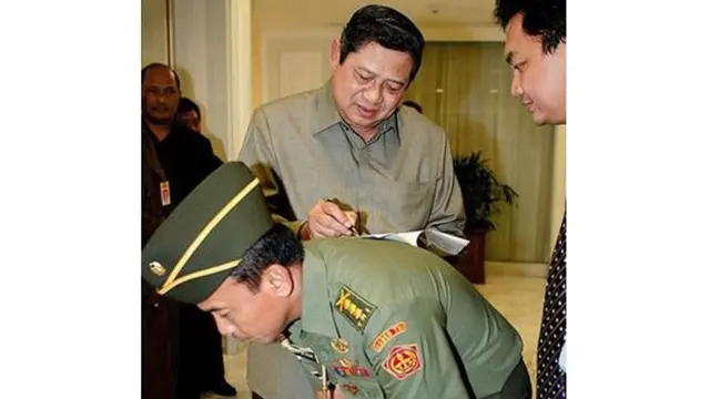 Begini Potret Unik Presiden Indonesia yang Tanda Tangan di Atas Punggung Ajudan