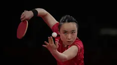 Atlet Jepang Mima Ito melakukan servis saat bertanding melawan Jeon Ji-hee dari Korea Selatan dalam pertandingan perempat final tunggal putri tenis meja di Olimpiade Musim Panas 2020 di Tokyo, Rabu (28/7/2021). (AP Photo/Kin Cheung)