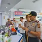 Jajaran Polres Majalengka memantau ketersediaan masker dan sembako ditengah siaga satu corona Jawa Barat. Foto (Liputan6.com / Panji Prayitno