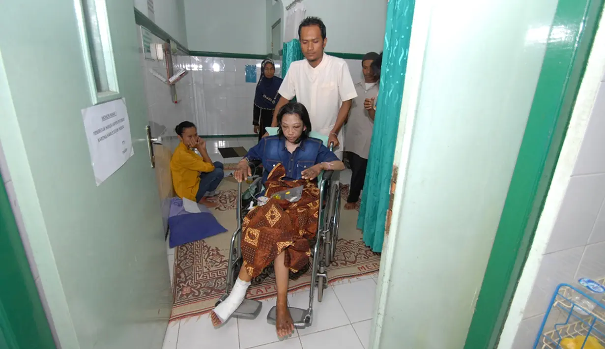 Erwiana Sulistyaningsih, TKI yang bekerja di Hongkong duduk di kursi roda ketika mendapat perawatan di Rumah Sakit Sragen, Jawa Tengah (15/01/2013). Erwiana mendapat penyiksaan oleh majikannya Law Wan-tung. (AFP PHOTO / Anwar Mustafa)