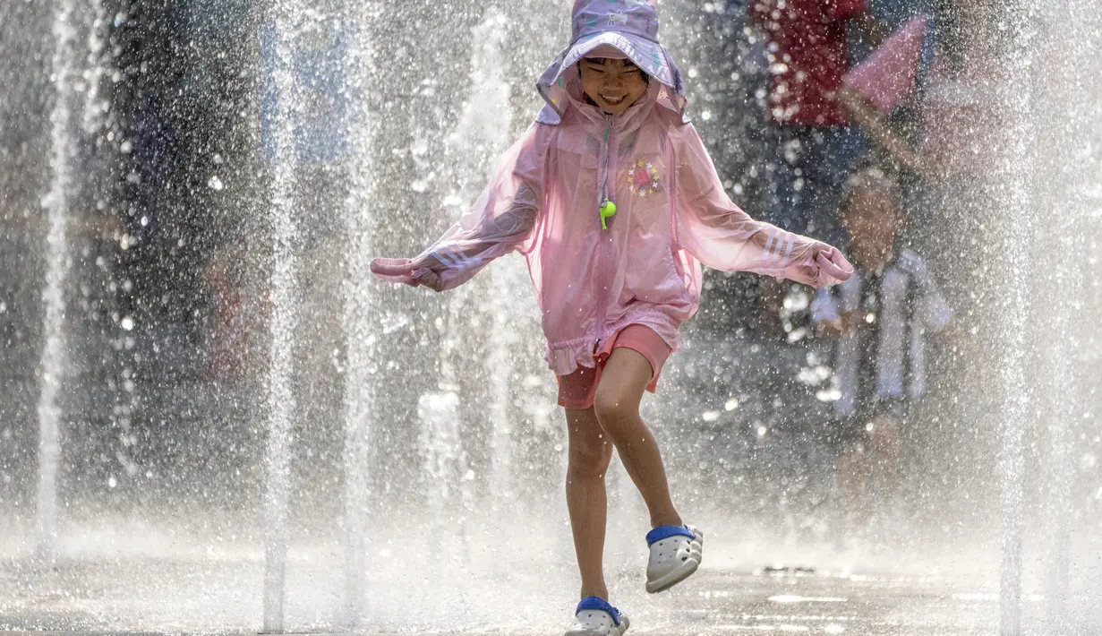 Ahli meteorologi China mengatakan gelombang panas saat ini disebabkan oleh massa udara hangat yang terkait dengan pegunungan bertekanan tinggi di atmosfer, diperparah oleh tutupan awan tipis dan siang hari yang panjang di sekitar titik balik matahari musim panas. (AP Photo/Mark Schiefelbein)