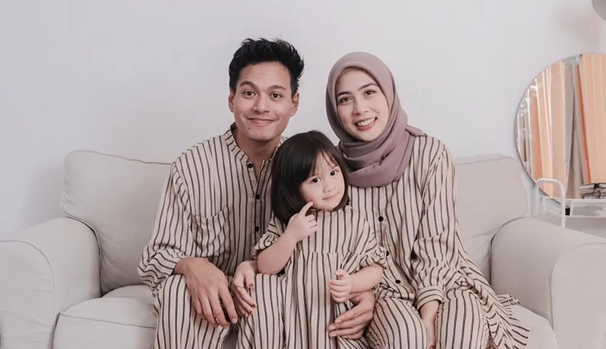 "Selama pandemi ini kegiatan gue lumayan banyak sama istri dan anak juga. Dara (anak) baru 3 tahun juga ya," ungkap Rendy Pandugo dalam jumpa pers virtual, Jumat (9/10/2020). (Instagram/rendypandugo)