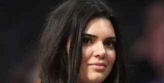 Seorang model memang diharuskan untuk terlihat memiliki tubuh yang sempurna dan wajah yang mulus. Namun kini, wajah Kendall Jenner terlihat jerawatan. (REX/Shutterstock/HollywoodLife)