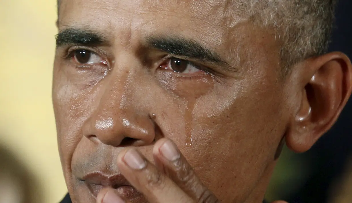 Presiden AS Barack Obama memaparkan langkah yang akan diambil pemerintahannya untuk mengurangi kekerasan senjata di Gedung Putih, Selasa (5/1). Obama menangis mengingat banyaknya anak-anak yang menjadi korban penembakan massal (REUTERS/ Kevin Lamarque)