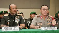 Kapolda Metro Jaya Irjen M Iriawan dalam konferensi pers terkait pengamanan pelaksanaan Pilkada DKI 2017 di Makodam Jaya, Senin (13/2). Dalam pengamanan Pilkada DKI, pasukan gabungan TNI-Polri menjadi satu kesatuan. (Liputan6.com/Yoppy Renato)