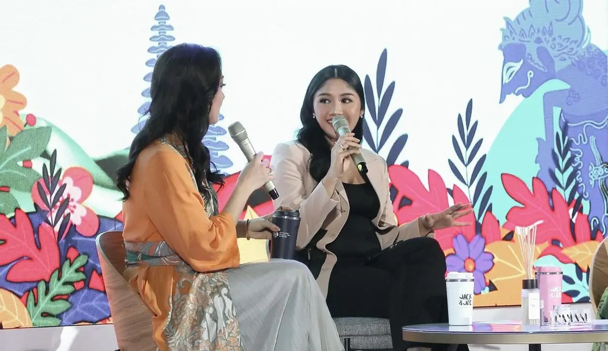 Cantiknya Erina Gudono saat tampil sebagai speaker. Ia tampil dengan atasan dan celana panjang hitam, yang ditumpuk dengan blazer cokelat. [Foto: Instagram/erinagudono]