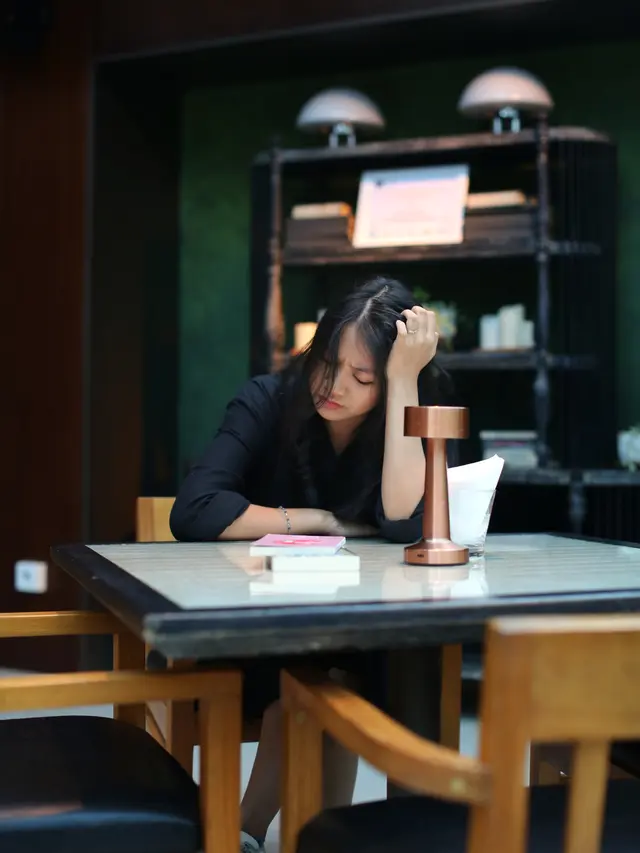 wanita mei berdamai dengan hidup