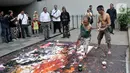 Sadikin Pard (53) membuat karya lukisan dengan kedua kakinya saat Indonesian Art Festival "Pesta Seni Rupa Indonesia" di Museum Nasional, Jakarta, Minggu (10/11/2019). Sadikin  telah melukis sejak masih taman kanak-kanak. (merdeka.com/Iqbal S. Nugroho)