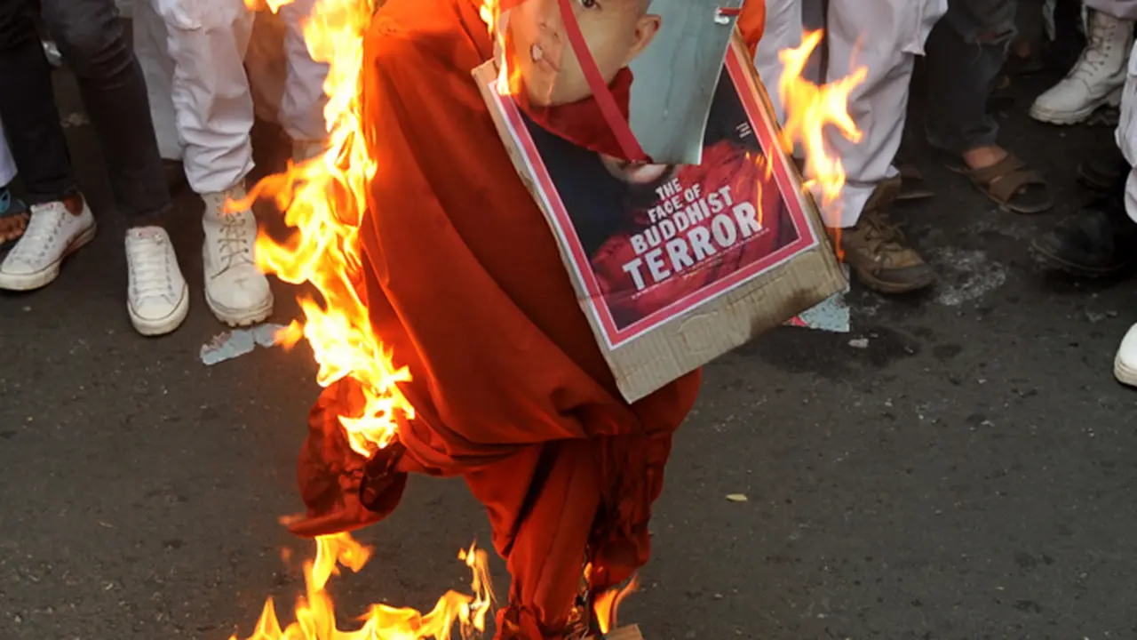 Patung Biksu Ahsin Wirathu Dibakar Massa FUI