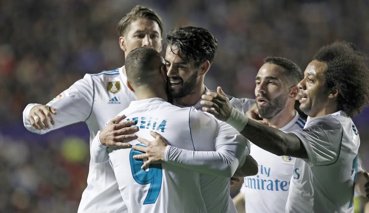 Para pemain Real Madrid merayakan gol Isco saat melawan Levante pada laga La Liga Santander di Ciutat de Valencia stadium, Valencia, Spanyol, (3/2/2018). Real Madrid bermain imbang 2-2. (AP/Alberto Saiz)