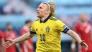 Swedia langsung unggul di awal laga tepatnya di menit ke-2 lewat gelandang Emil Forsberg yang melewati penjagaan Kamil Glik lalu melepaskan sepakan ke pojok kiri gawang Polandia. Swedia unggul 1-0. (Foto: AP/Pool/Kirill Kudyravtsev)