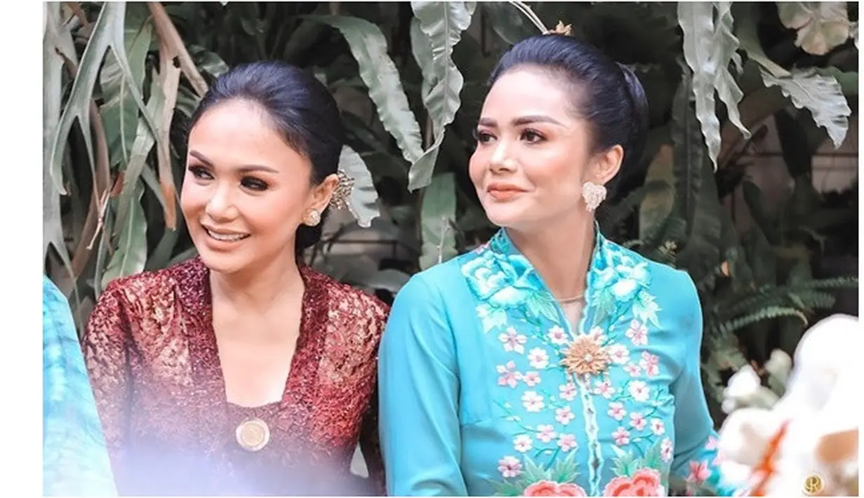 Gaya Yuni Shara dan Krisdayanti di Acara Tedak Siten Keponakannya (Sumber: Instagram/yunishara36)