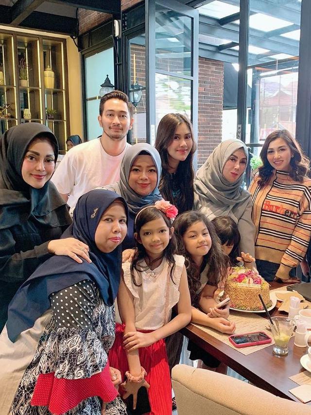 Raffi Ahmad Kirim Kado Untuk Mama, Ini 7 Momen Ulang Tahun Amy Qanita ke-55