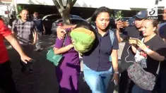 Seorang artis bernama VA ditangkap polisi karena terlibat dalam prostitusi online. Saat ditangkap, VA sedang melayani seorang pengusaha di hotel.