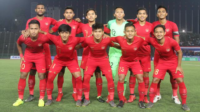 Para pemain Timnas Indonesia foto bersama sebelum melawan Thailand pada laga Piala AFF U-22 2019. (Bola.com/Zulfirdaus Harahap)