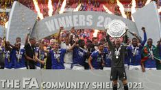 Leicester City berhasil mengangkat trofi Community Shield 2021 setelah berhasil menundukkan juara Liga Inggris musim lalu, Manchester City. The Foxes mampu unggul tipis walapun kekuatan permainan hampir seimbang selama 90 menit. (Foto: AFP/Adrian Dennis)