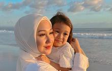 Deretan Foto Rumi Anak Dian Pelangi Liburan di Bali, Akan Menginjak 3 Tahun Posenya Cute Banget!