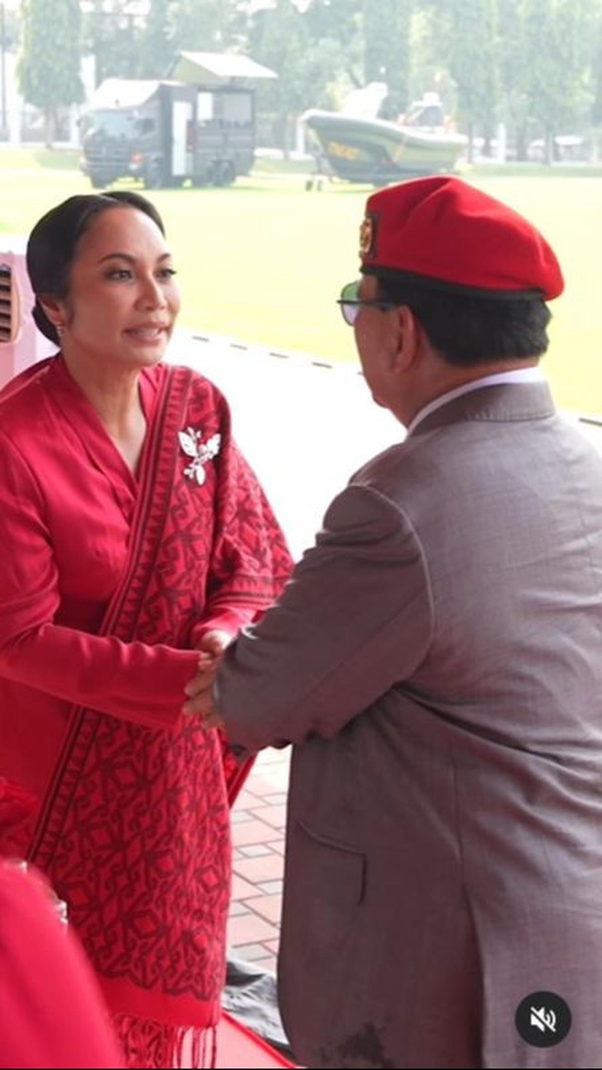 Dia kemudian menyempatkan menyapa Prabowo Subianto.<br>