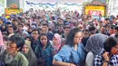 Ratusan peserta memadati pelataran Gedung Dhanapala Kementerian Keuangan, Jakarta, Selasa (31/1).  Para Pelajar tersebut mengantri untuk memasuki pameran pendidikan tinggi Lembaga Pengelola Dana Pendidikan (LPDP) Edufair 2017. (Liputan6.com/Angga Yuniar)