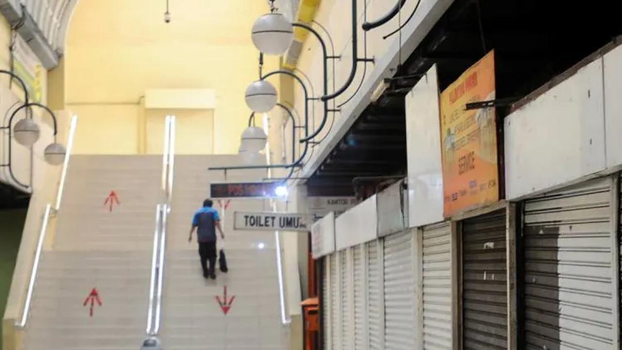 Penampakan ruko-ruko yang tutup terlihat saat memasuki lorong menuju terminal Blok M.