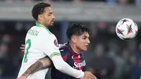 Pemain Bologna Santiago Castro (kanan) berebut bola dengan pemain AS Roma Devyne Rensch pada laga Liga Europa antara Bologna vs Roma di Bologna, Italia, Kamis, 12 Maret 2026. (Spada/LaPresse via AP)