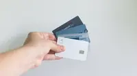 Ketahui batas waktu ganti kartu ATM magnetic ke chip untuk BCA dan BNI sebelum diblokir. (pexels/avery evans).